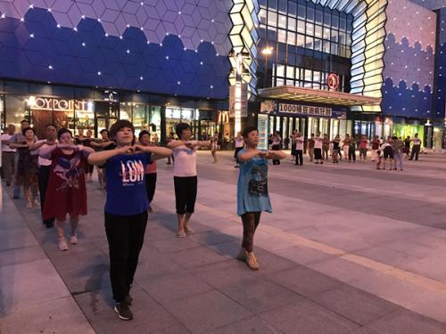 8月8日晚，滨州市民在滨州万达广场外跳起广场舞。