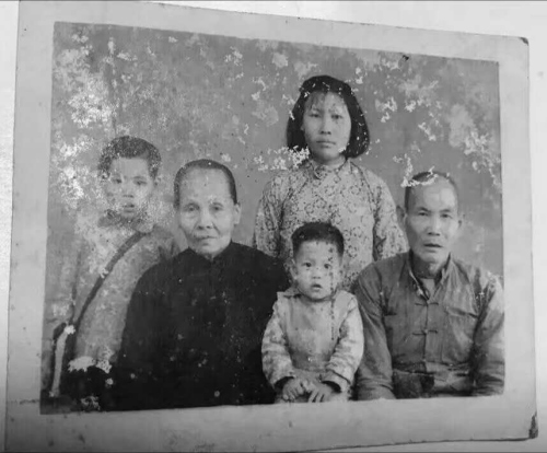 1960年，卢胜来(卢联金父，右一)独自回乡探望女儿卢爱枝(左二)，拍下这张珍贵的相片。后排、左一、左三分别为卢爱枝女儿林凤、外孙女、小外孙。(图片来自受访者)